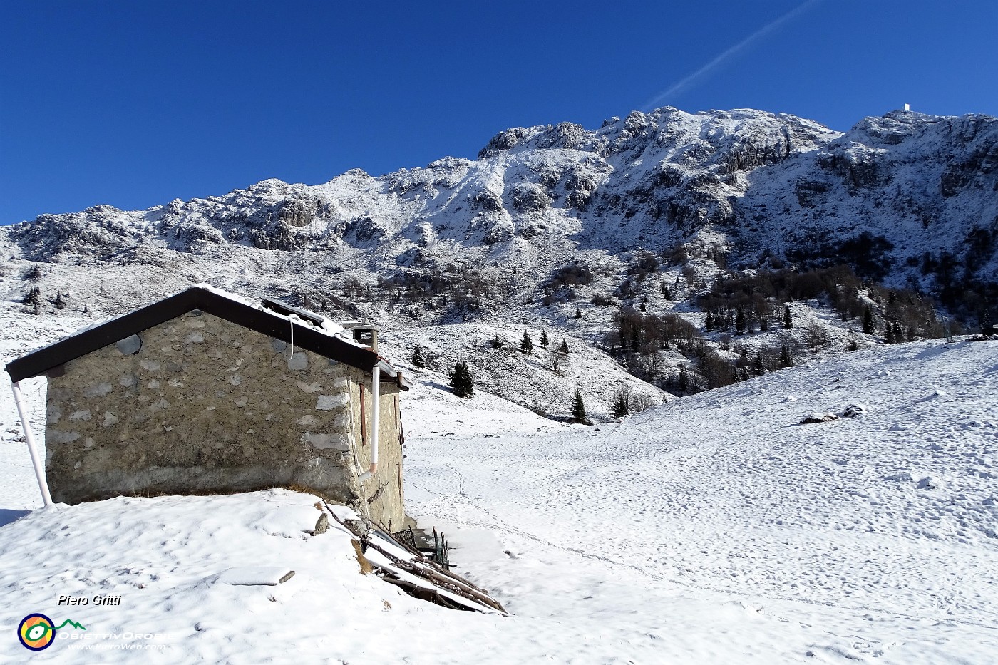 38 Baita Sura (1568 m) con vista in Cima Alben in alto a dx.JPG